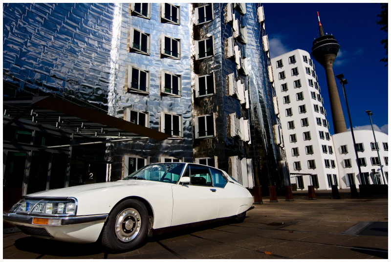 Weisser SM vor Gerry Bauten in Dsseldorf